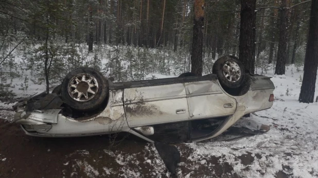 В лесу под Волчихой перевернулся автомобиль Toyota Mark II.