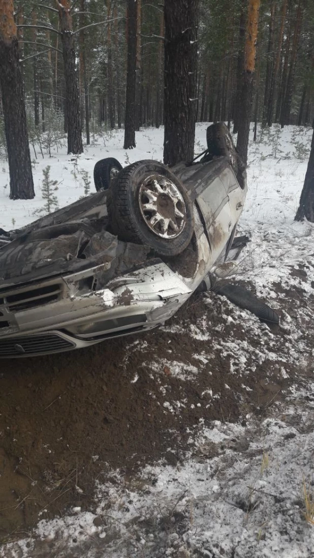 В лесу под Волчихой перевернулся автомобиль Toyota Mark II.