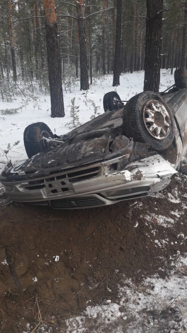 В лесу под Волчихой перевернулся автомобиль Toyota Mark II.