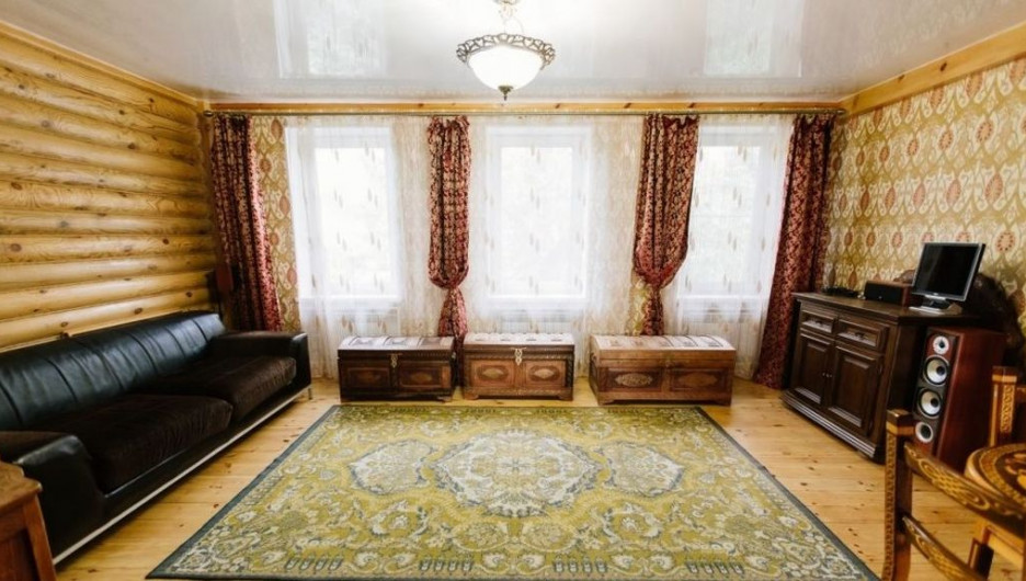 В Барнауле продают квартиру в купеческом стиле.