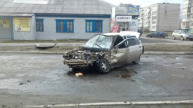 В Бийске ВАЗ врезался в пасажирский автобус. 29 октября 2017 года.