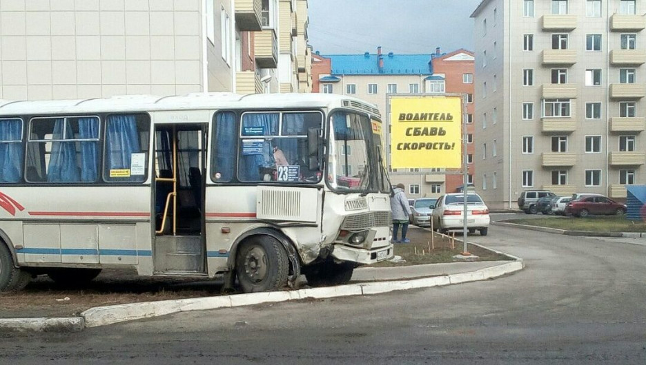 В Бийске ВАЗ врезался в пасажирский автобус. 29 октября 2017 года.