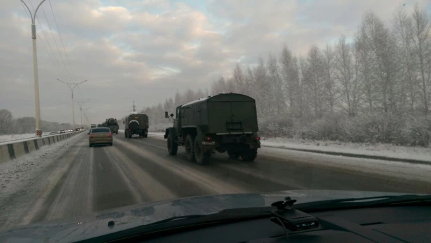 Пробка на выезде из Барнаула, военные перекрыли трассу.