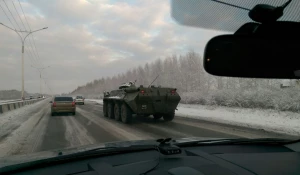 Пробка на выезде из Барнаула, военные перекрыли трассу.