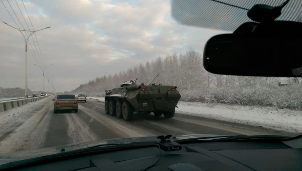 Пробка на выезде из Барнаула, военные перекрыли трассу.