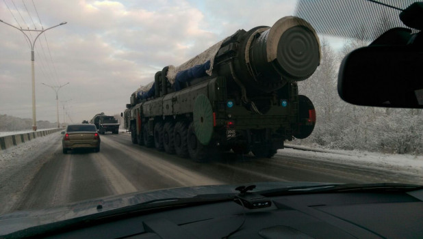 Пробка на выезде из Барнаула, военные перекрыли трассу.