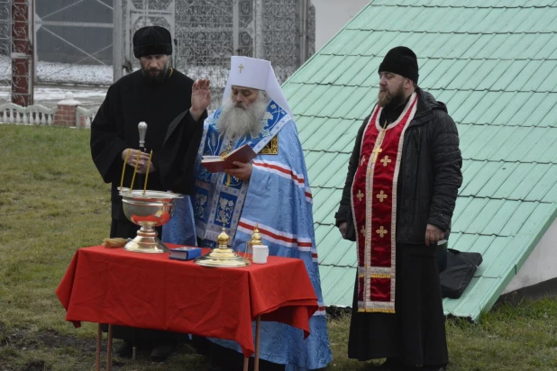 В алтайской колонии освятили золотые купола.