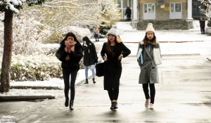 Снег украсил улицы Барнаула. 30 октября 2017 года.