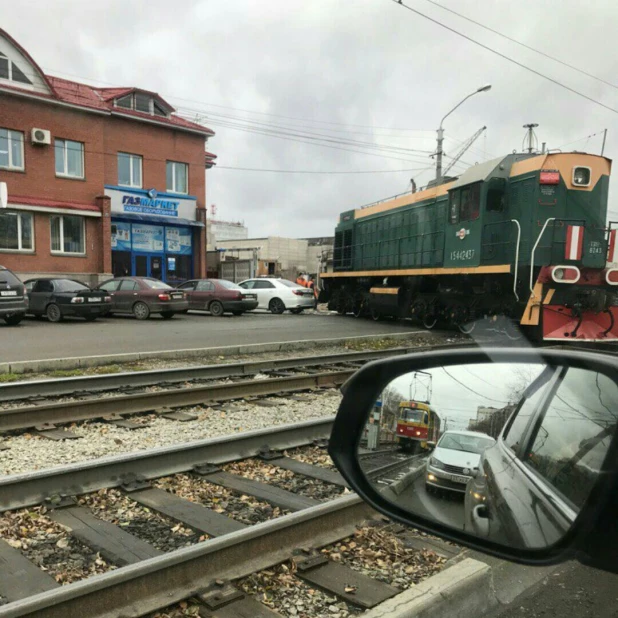 В Барнауле неправильно припаркованные автомобили мешают не только пешеходам, но и локомотивам.