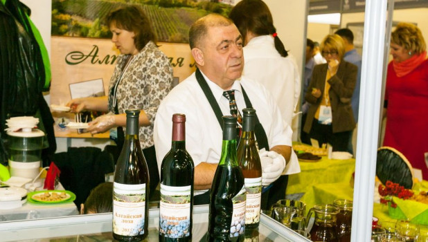 Владимир Вагнер на выставке "АлтайПродМаркет" в 2017 году презентует свое вино.