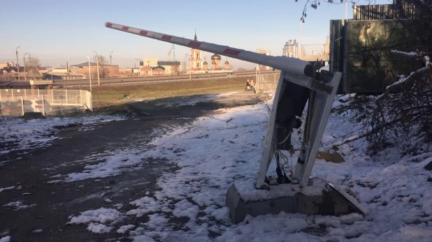 В Нагорном парке сломали шлагбаум. 31 октября 2017 года.