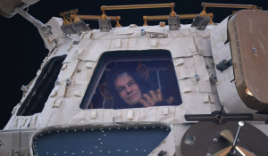 Космонавты на МКС отмечают "Хэллолуин".