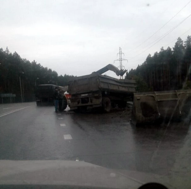 Под Бийском опрокинулся полуприцеп. 1 ноября 2017 года.