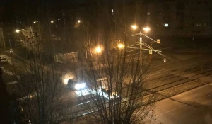 В Барнауле машина застряла на трамвайных путях. 2 ноября 2017 года.