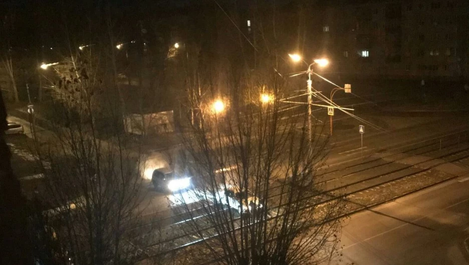 В Барнауле машина застряла на трамвайных путях. 2 ноября 2017 года.