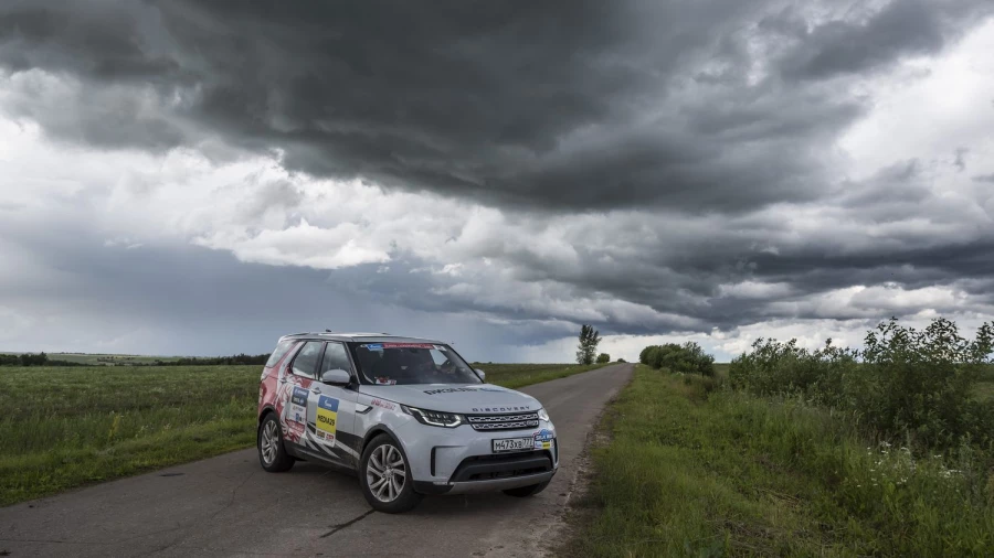 Внедорожник Land Rover.