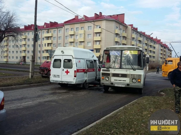 В Бийске "Нива" столкнулась с автобусом, пассажирку увезли в больницу.