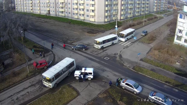 В Бийске "Нива" столкнулась с автобусом, пассажирку увезли в больницу.