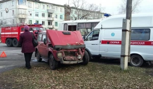 В Бийске "Нива" столкнулась с автобусом, пассажирку увезли в больницу.