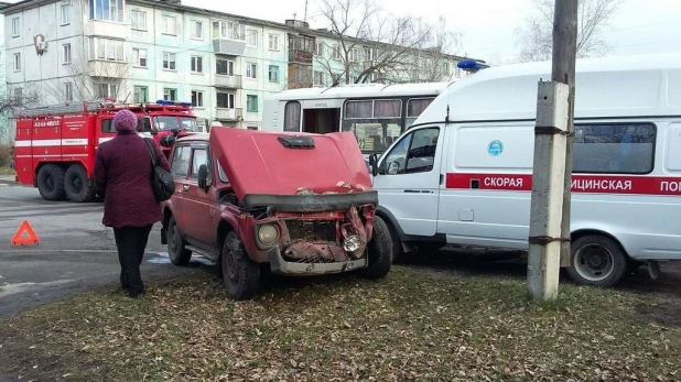 В Бийске "Нива" столкнулась с автобусом, пассажирку увезли в больницу.