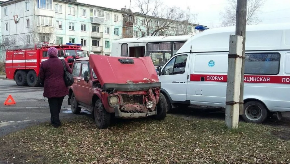 В Бийске "Нива" столкнулась с автобусом, пассажирку увезли в больницу.