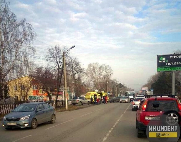 В Бийске автомобиль сбил женщину.