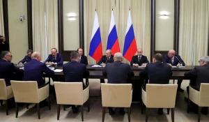 Путин встретился с уволенными губернаторами.