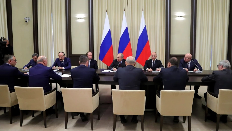 Путин встретился с уволенными губернаторами.