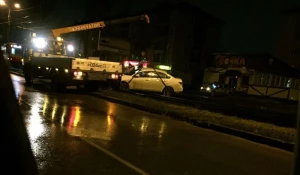 В Барнауле автомобиль выбросило на трамвайные пути.