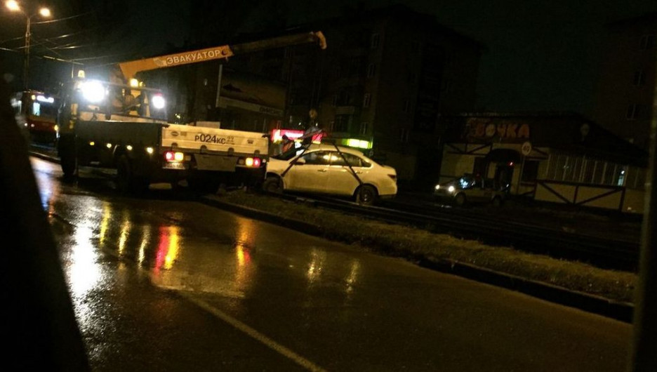 В Барнауле автомобиль выбросило на трамвайные пути.
