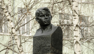 Памятник Кире Баеву в Барнауле.