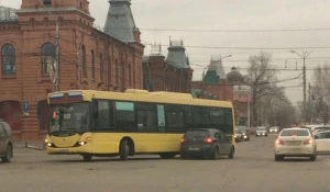В Барнауле столкнулись автобус и легковушка.