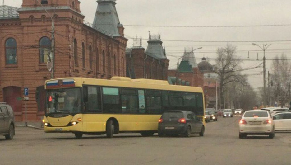 В Барнауле столкнулись автобус и легковушка.