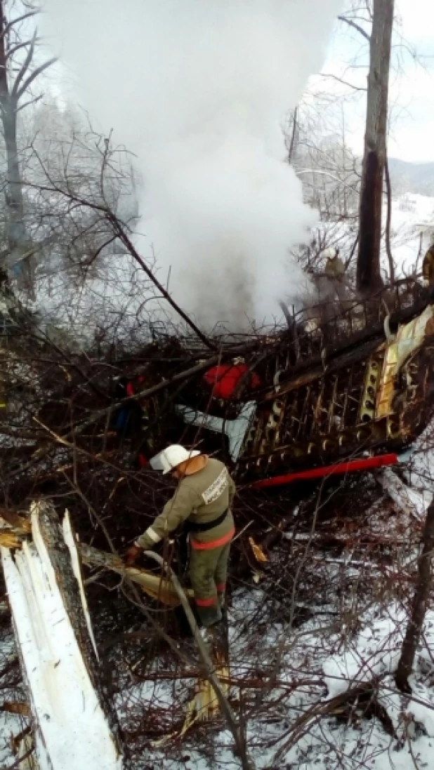 Пожарные тушат Ан-2 в Приамурье.