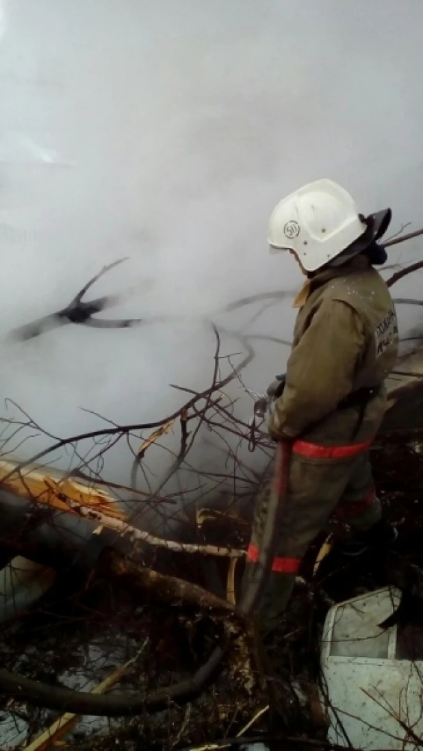 Пожарные тушат Ан-2 в Приамурье.