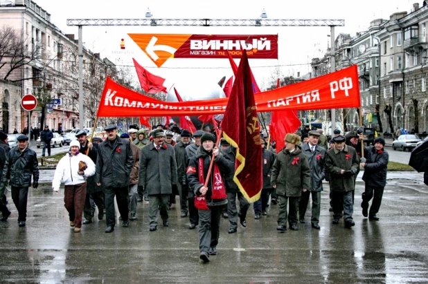 Демонстрация и митинг барнаульских коммунистов 7 ноября 2005 года.