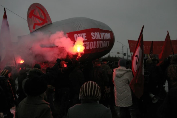 Демонстрация и митинг барнаульских коммунистов 7 ноября 2005 года.