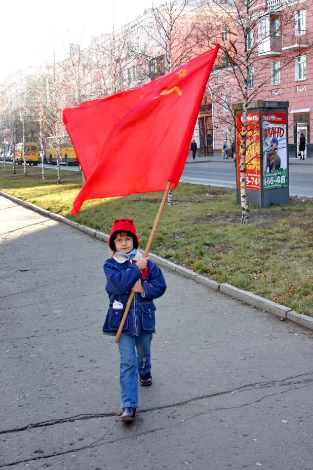 Демонстрация и митинг барнаульских коммунистов 7 ноября 2006 года.