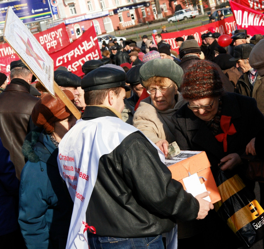 Демонстрация и митинг барнаульских коммунистов 7 ноября 2007 года.