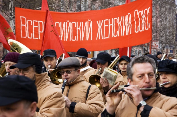 Демонстрация и митинг барнаульских коммунистов 7 ноября 2010 года.