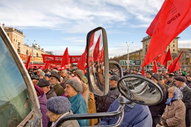 Демонстрация и митинг барнаульских коммунистов 7 ноября 2010 года.