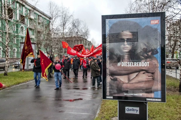 Демонстрация и митинг барнаульских коммунистов 7 ноября 2013 года.