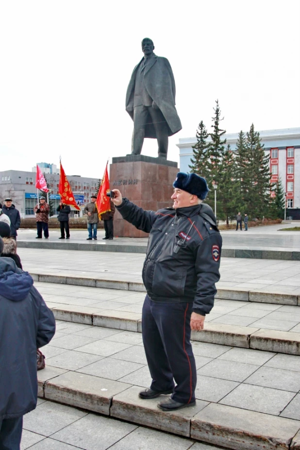 Демонстрация и митинг барнаульских коммунистов 7 ноября 2015 года.