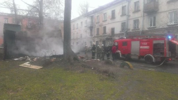 В центре Барнаула 10 пожарных тушили таинственную постройку.