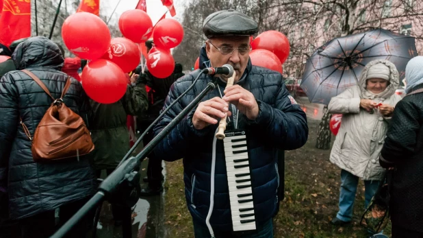 Шествие и митинг барнаульских коммунистов  7 ноября 2017 года.