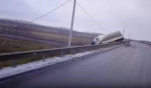 Фура слетела с моста.
