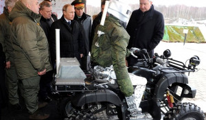 Владимиру Путину продемонстрировали боевого робота.