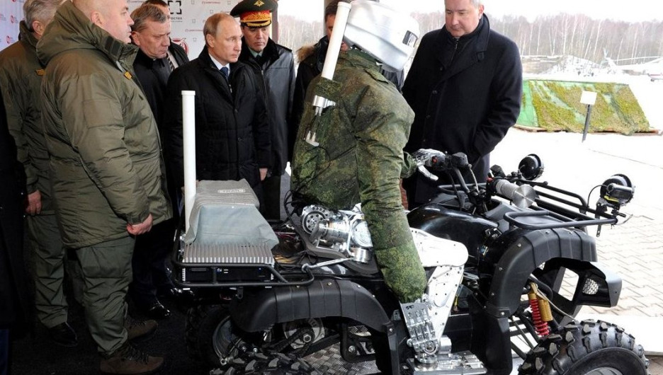 Владимиру Путину продемонстрировали боевого робота.