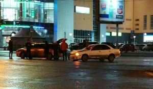 В Барнауле у ТЦ "Пионер" столкнулись иномарки, пострадала девушка.