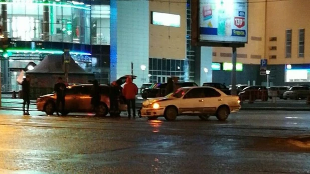 В Барнауле у ТЦ "Пионер" столкнулись иномарки, пострадала девушка.